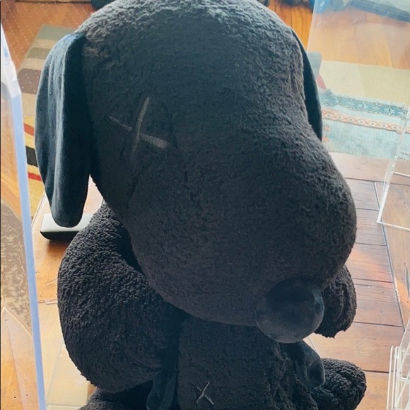 KAWS X PEANUTS X UNIQLO – ‘BLACK’ SNOOPY PLUSH - Picture 9 of 10